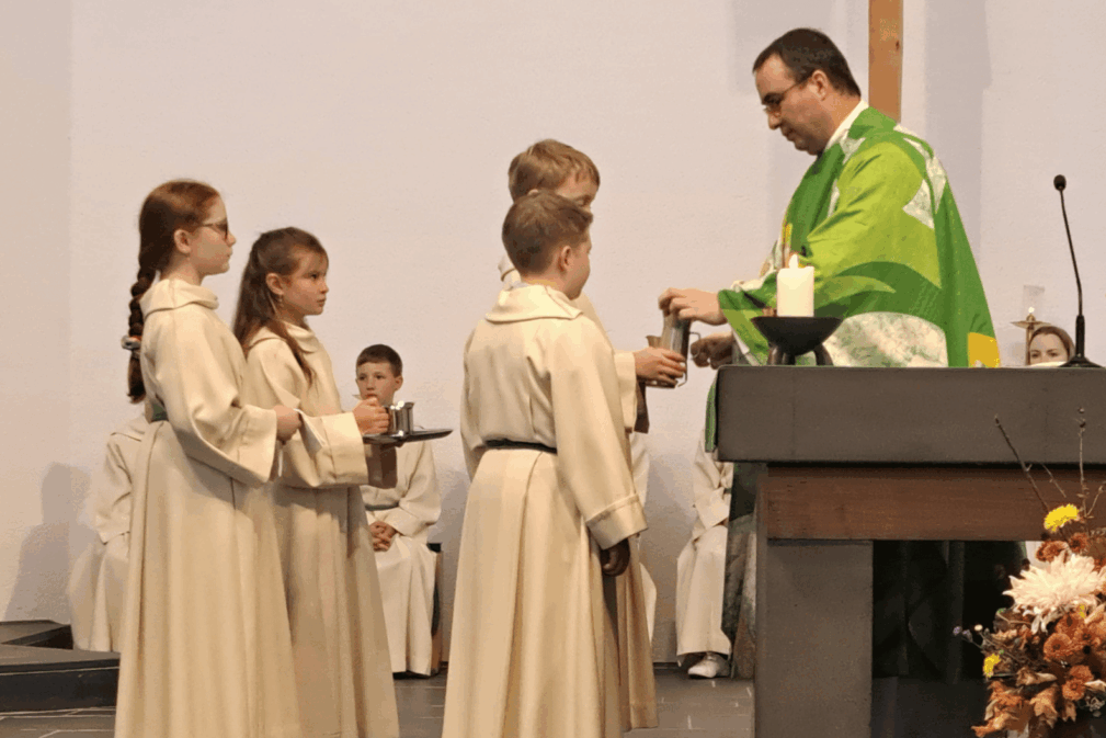 Familiengottesdienst mit Aufnahme und Verabschiedung der Minis